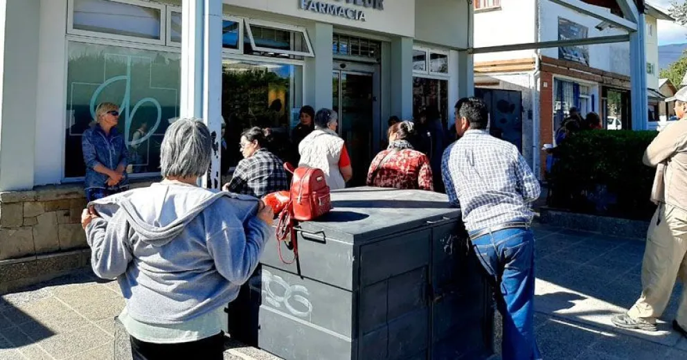 Largas filas para adquirir un medicamento