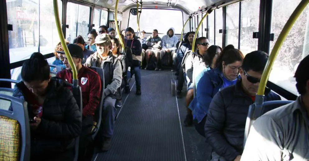 Santana: “el transporte tiene que funcionar, pero las personas deberían salir solamente por necesidades”