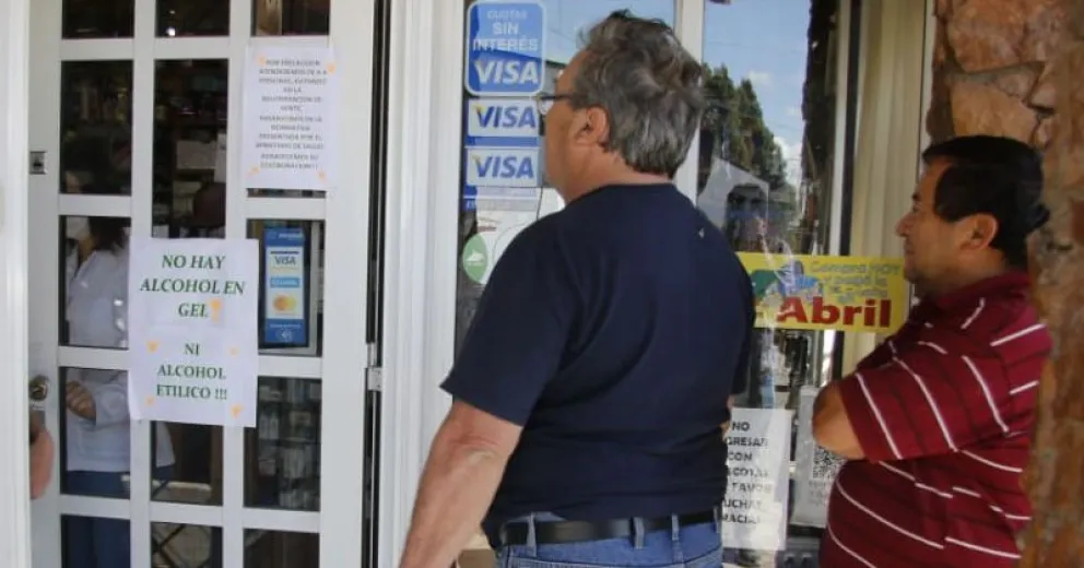 Las filas se comenzaron a formar el lunes afuera de los comercios