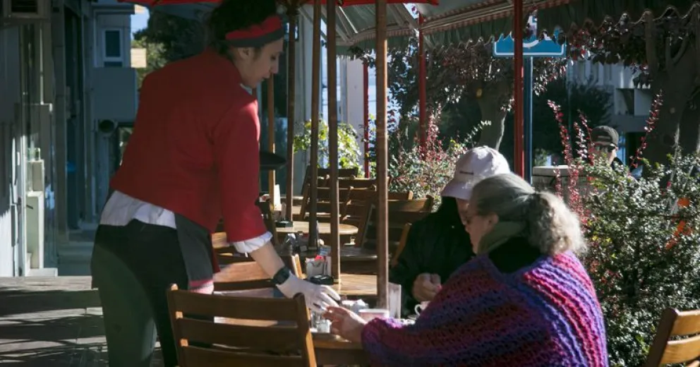 Trabajo y UTHGRA controlarán la cantidad de personas en locales gastronómicos