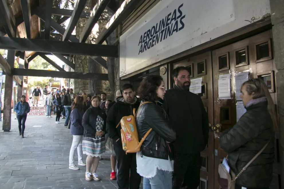 Aerolíneas  dispuso dos vuelos a Buenos Aires para quienes debían viajar durante el fin de semana