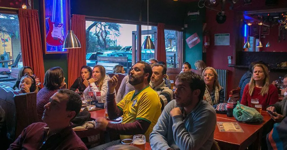 Bares, cervecerías y comercios afines deberán cerrar a las 20 horas