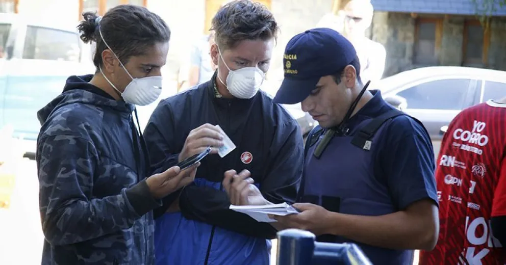 Policía registró a turistas varados. 