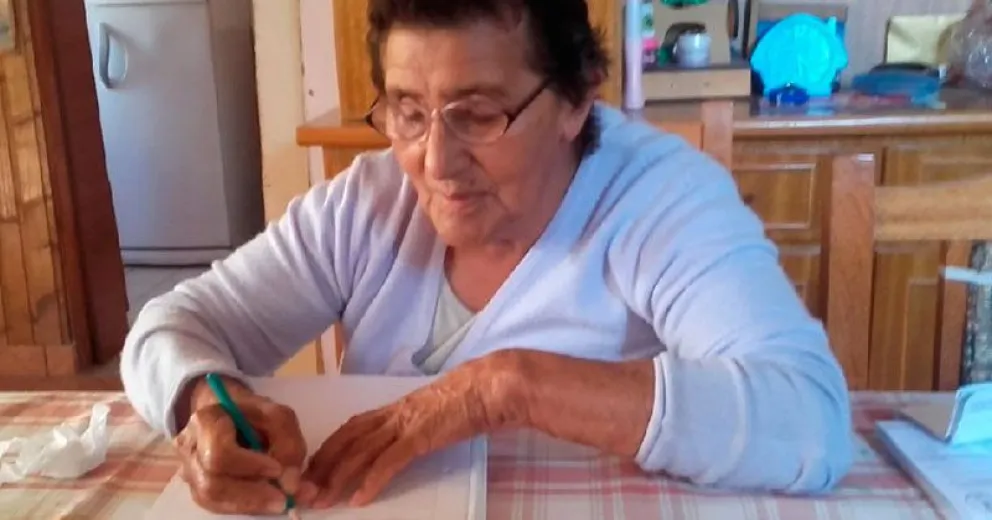 En tiempos de estar en su casa, los abuelos continúan aprendiendo a leer y escribir