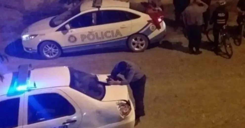 Un policía de Allen se fue de fiesta y ahora está detenido por violar el aislamiento