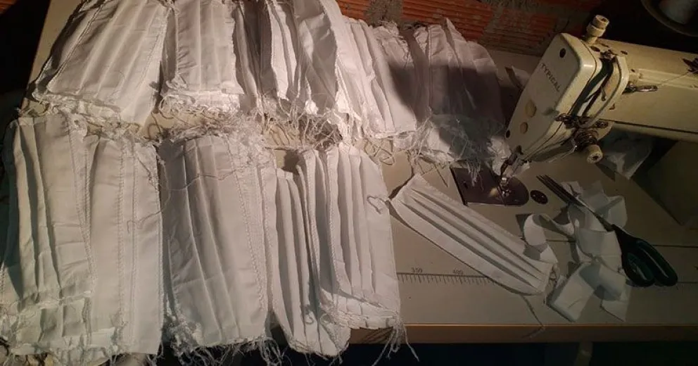 Joven del Nuestras Malvinas fabrica barbijos para quienes más los necesiten