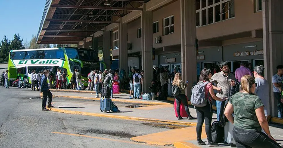 Turistas argentinos partieron de Bariloche en un imperioso viaje de vuelta a casa