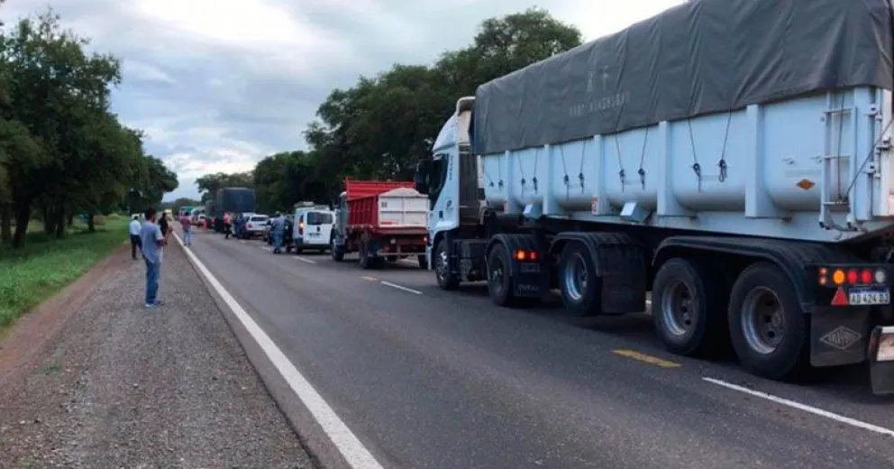 Los camioneros, si no son expulsados, no pueden detenerse en las ciudades a comprar comida ni a satisfacer sus necesidades básicas
