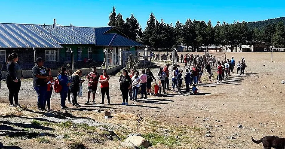 Cientos de personas haciendo cola afuera del CAAT 8 para retirar los módulos de alimentos