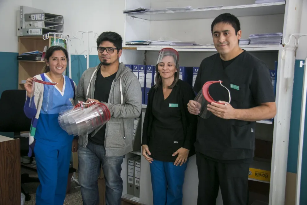 Un grupo de barilochenses imprime máscaras 3D para los equipos de Salud   