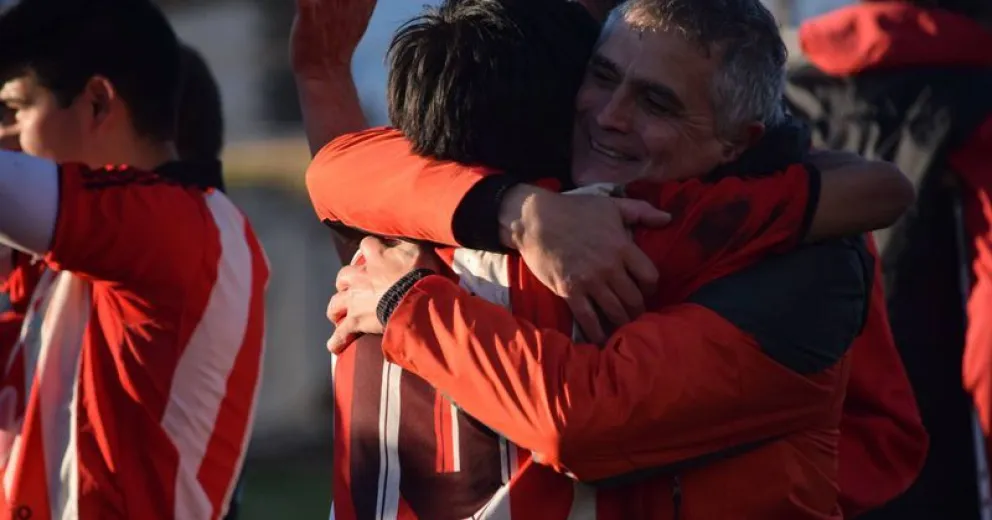 Alcoba celebra con Barrientos. El entrenador con la figura del partido. 