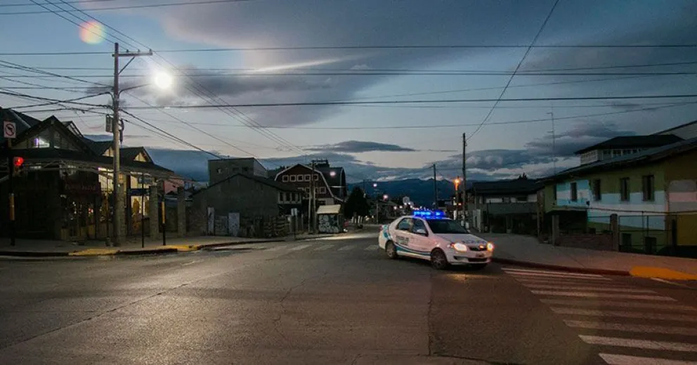 Robó un vehículo y pasó a buscar a su novia para dar un paseo
