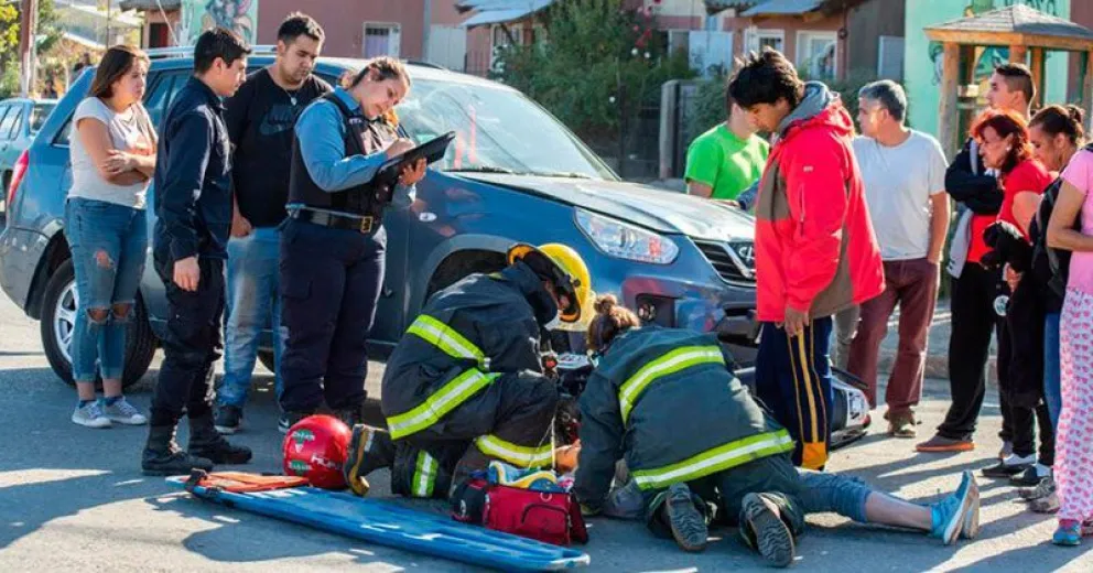 Los ocupantes de una moto, hospitalizados tras chocar con una camioneta