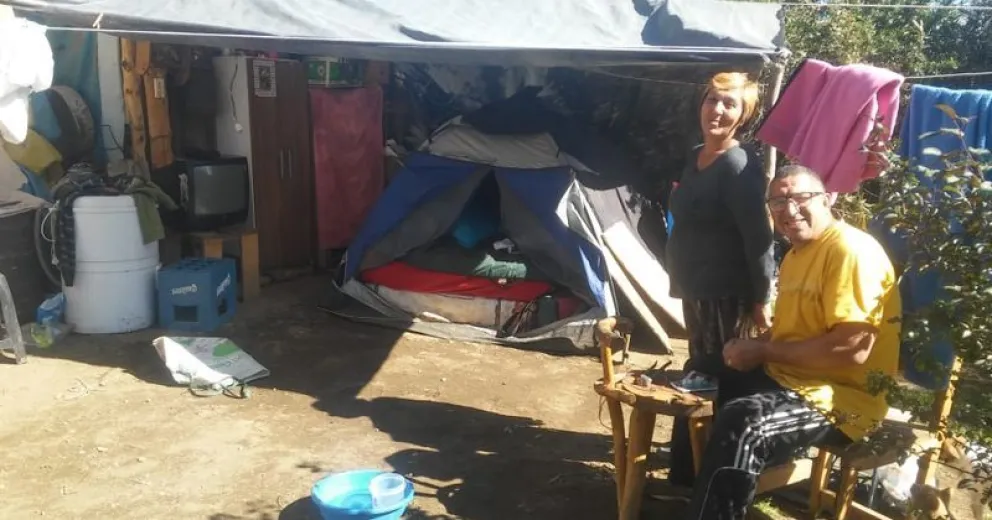 En tiempos de coronavirus una pareja sobrevive en una carpa
