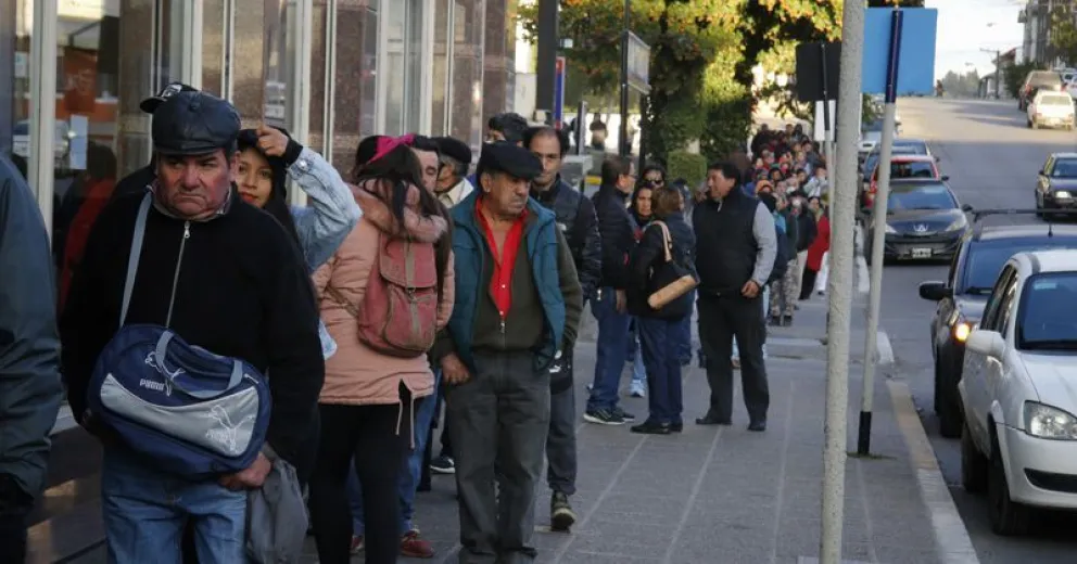 Extensas filas de jubilados y beneficiarios de planes sociales en la reapertura de bancos