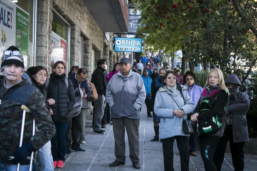 Banco Columbia con colas de hasta tres cuadras y la indignación de sus clientes   