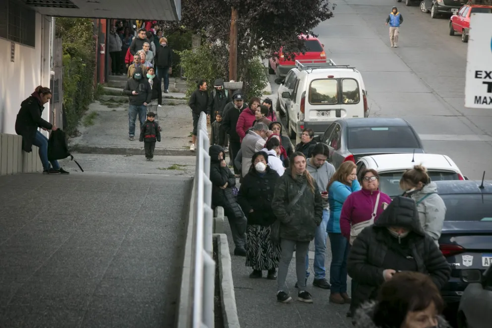 Largas filas en los bancos de Bariloche