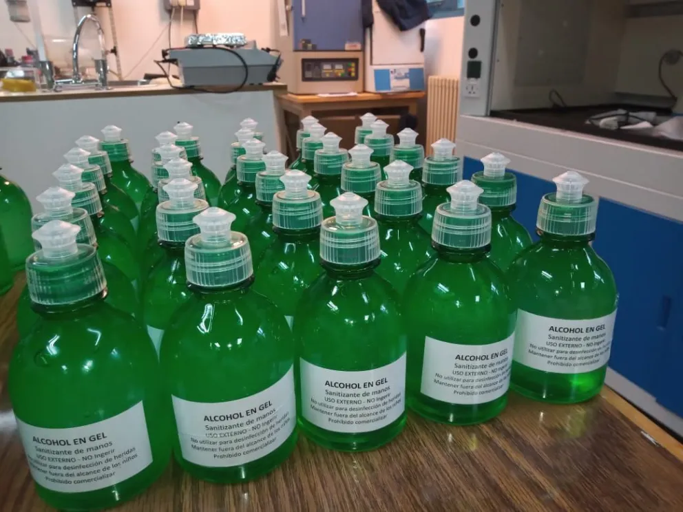 Producen 30 litros de alcohol en gel por semana en un laboratorio del Centro Atómico