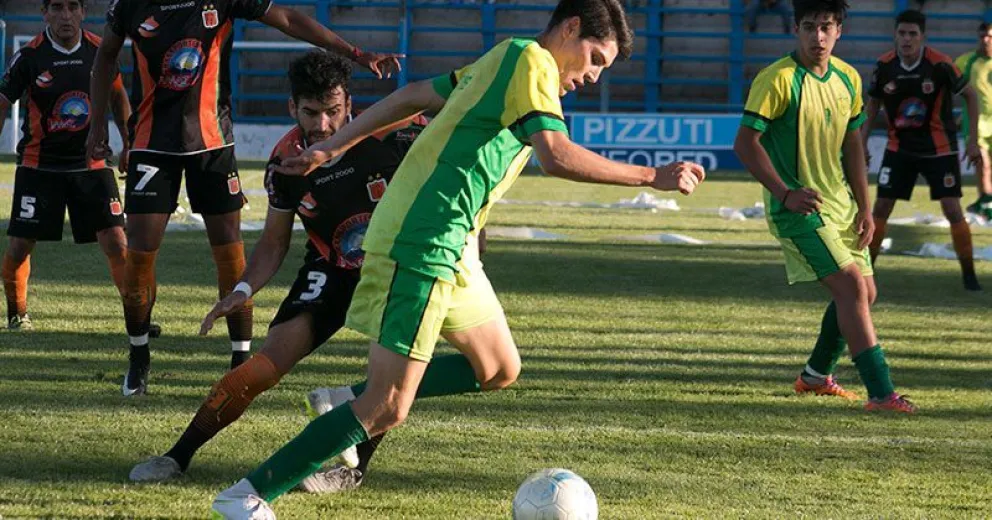 Alan Sánchez en el último “Clásico del oeste” ante Puerto Moreno, donde marcó un gol.