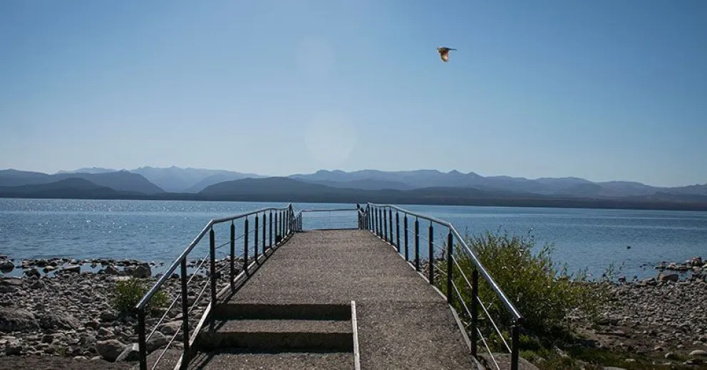 Mañanas soleadas en la costa del lago con una atípica tranquilidad