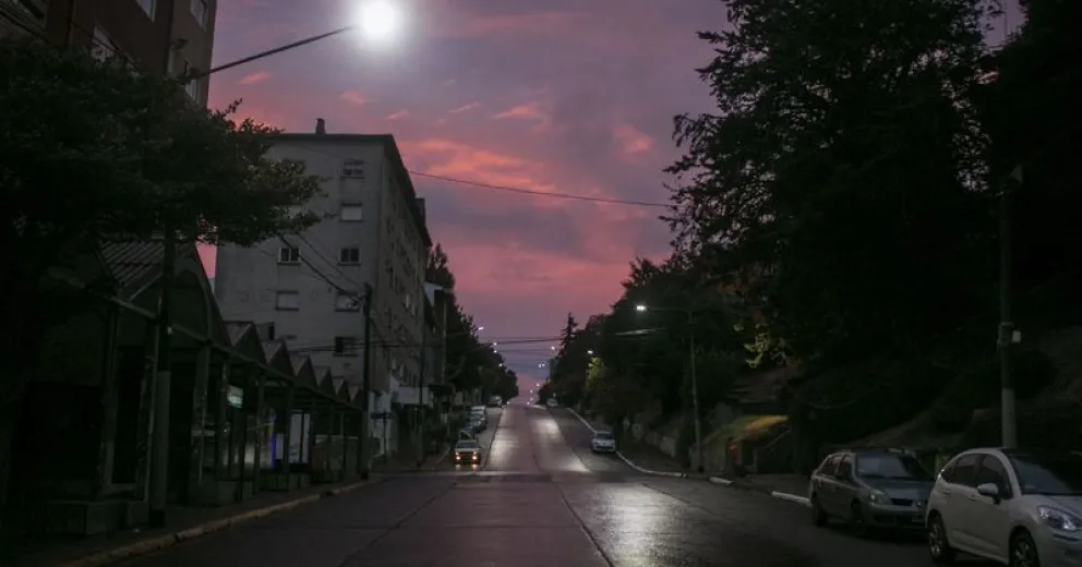 La cuarentena dejó vacía la calle Moreno, durante el viernes a la tarde.  