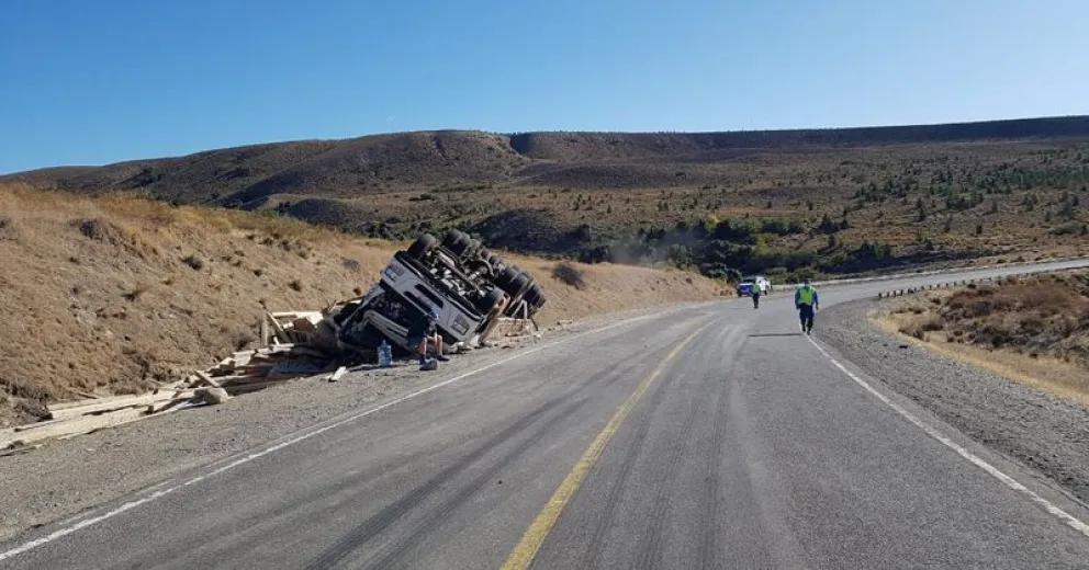 Un camión volcó en la ruta 237