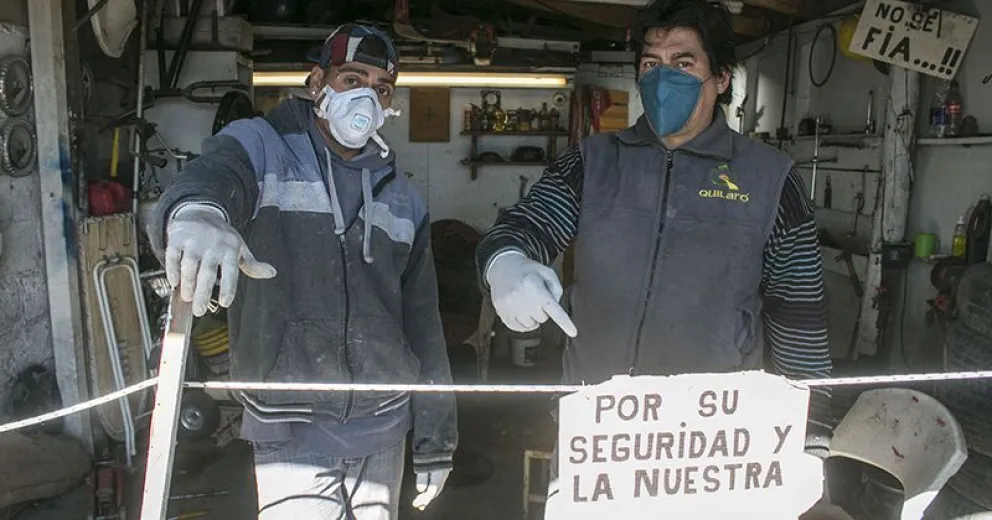Una de las gomerías que abrió en Bariloche, tomando los cuidados necesarios. 