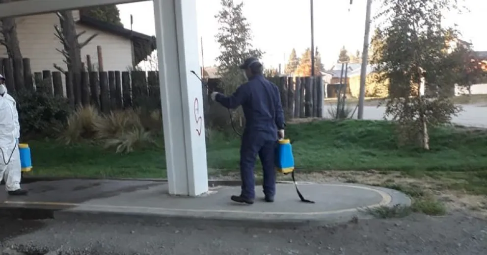 Desinfectan garitas y la terminal de Dina Huapi