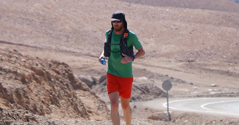 Corre hacia Alaska para apoyar la inclusión de personas sordas y la pandemia lo detuvo en Arica