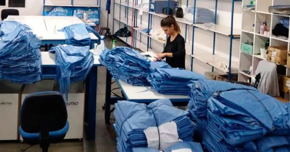 Salieron los primeros 5.000 camisolines descartables fabricados en Villa Regina