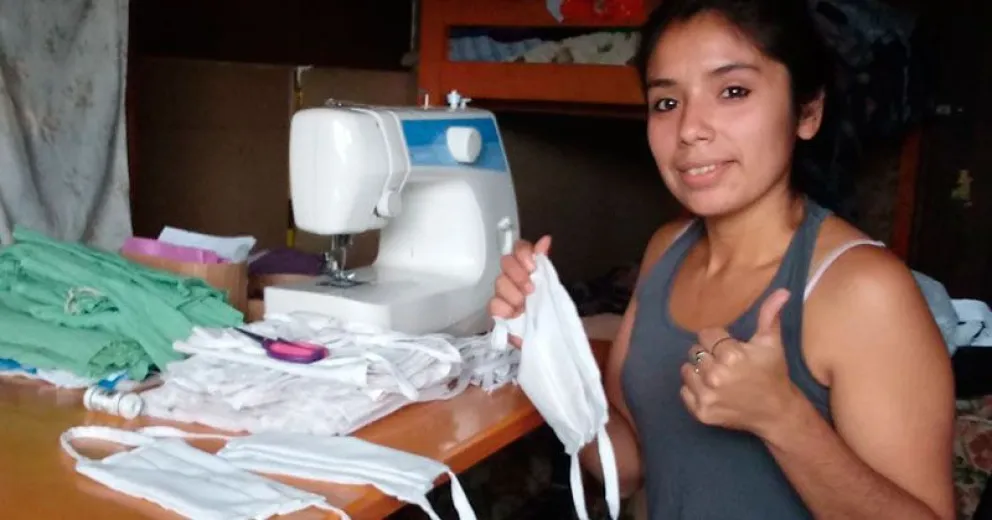Una joven se propuso llegar a los mil barbijos para donar