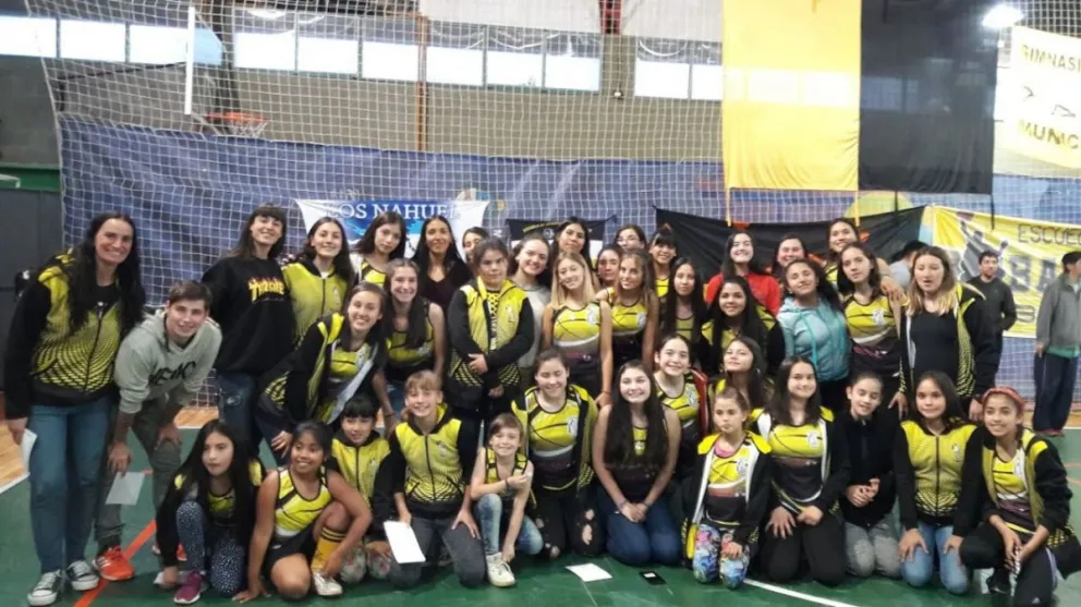 Con mucha motivación, la Escuela Municipal de Hockey encuentra formas creativas de entrenar en casa