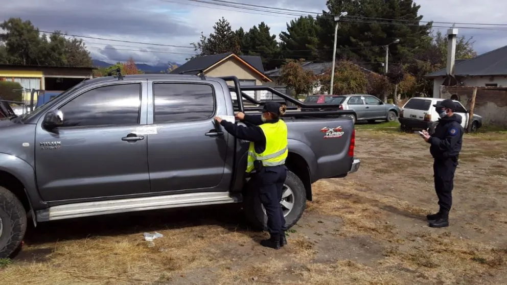Violaron la cuarentena para ir a una masajista y les secuestraron la camioneta