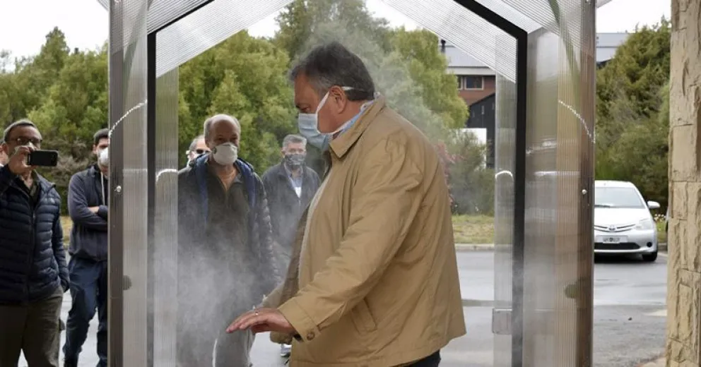 Ya probaron la cabina desinfectante y será una barrera más contra el COVID 19