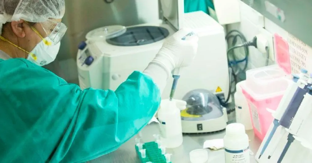 La meticulosa tarea de los laboratoristas rionegrinos que se ven cara a cara con el COVID-19
