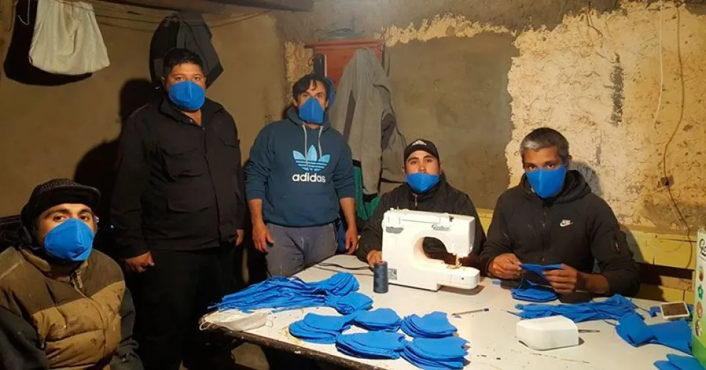 Internos fabrican barbijos