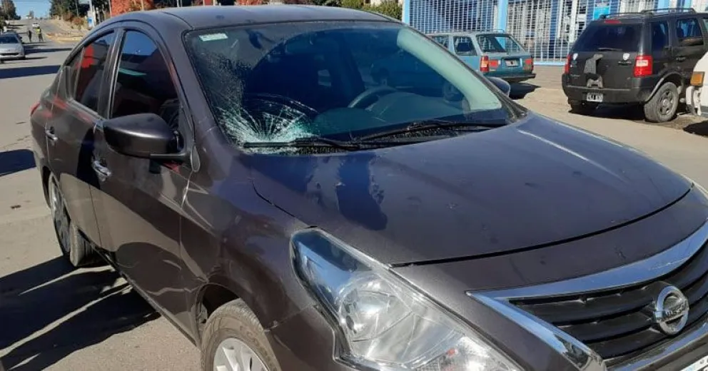Un hombre cruzó mal y  fue embestido por un auto