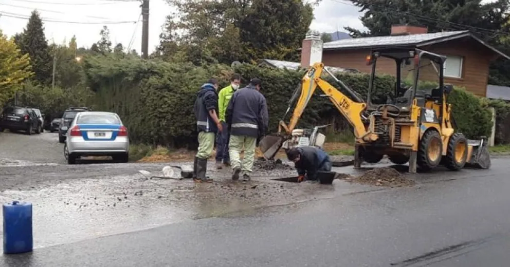 Aguas Rionegrinas repara cañería en calle Campichuelo