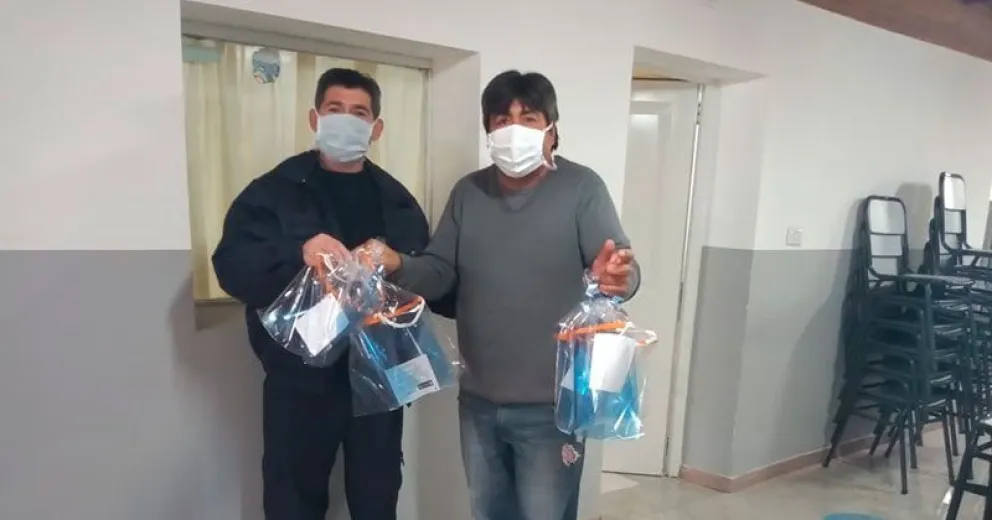 Donan mascarillas de protección a efectivos policiales de Pilcaniyeu