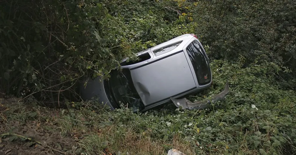 Quiso evadir un control en la ruta y terminó a metros del lago