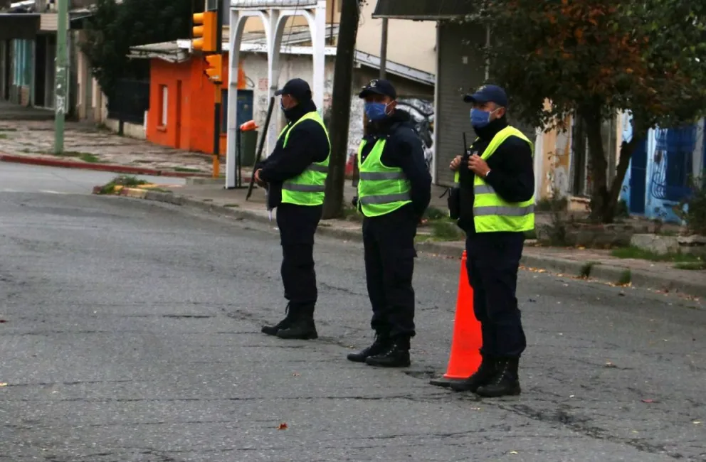 Manejaba ebrio por Ruta 40 y terminó con las cuatro ruedas para arriba
