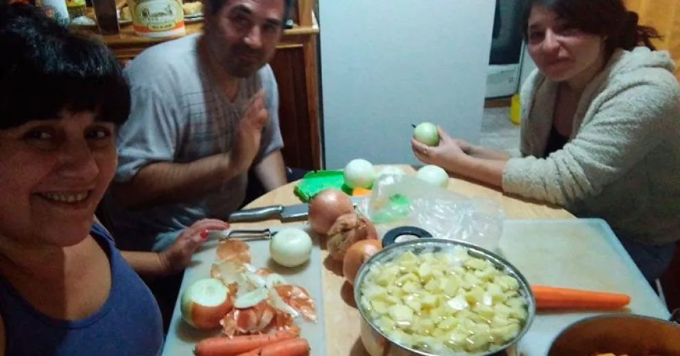 Un grupo de solidarios comenzó a brindar comida a las familias dos veces por semana