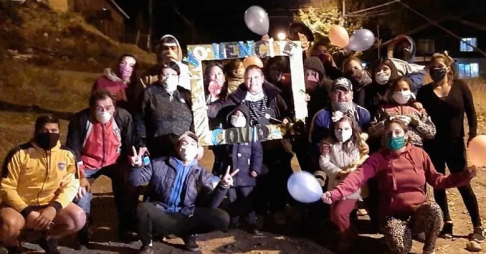 Tuvo Coronavirus, le dieron el alta y ahora espera la cura de su madre