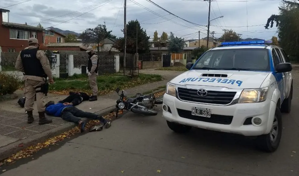Detuvieron a dos hombres por tenencia de envoltorios de marihuana y pastillas
