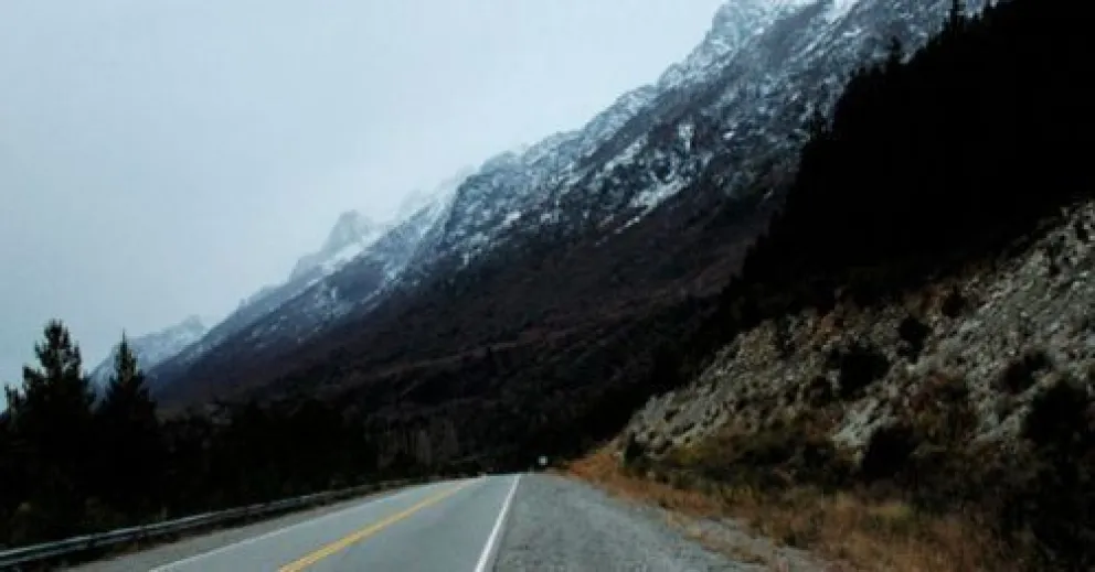 Cuatro encapuchados apedrearon un auto e intentaron cortar la ruta