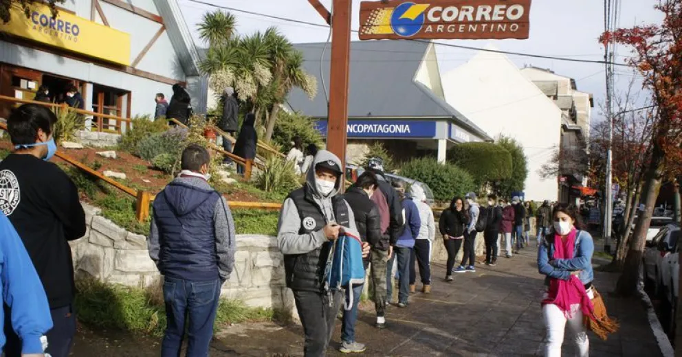 Largas filas afuera de bancos, supermercados y el correo