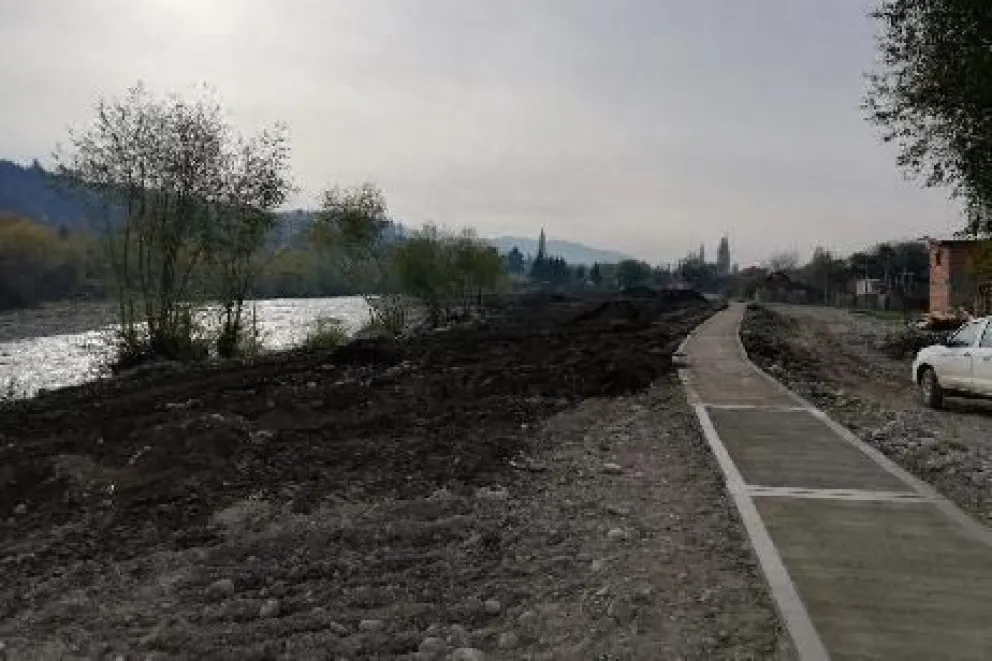 Avanza la obra de parquización al margen del río Quemquemtreu en El Bolsón