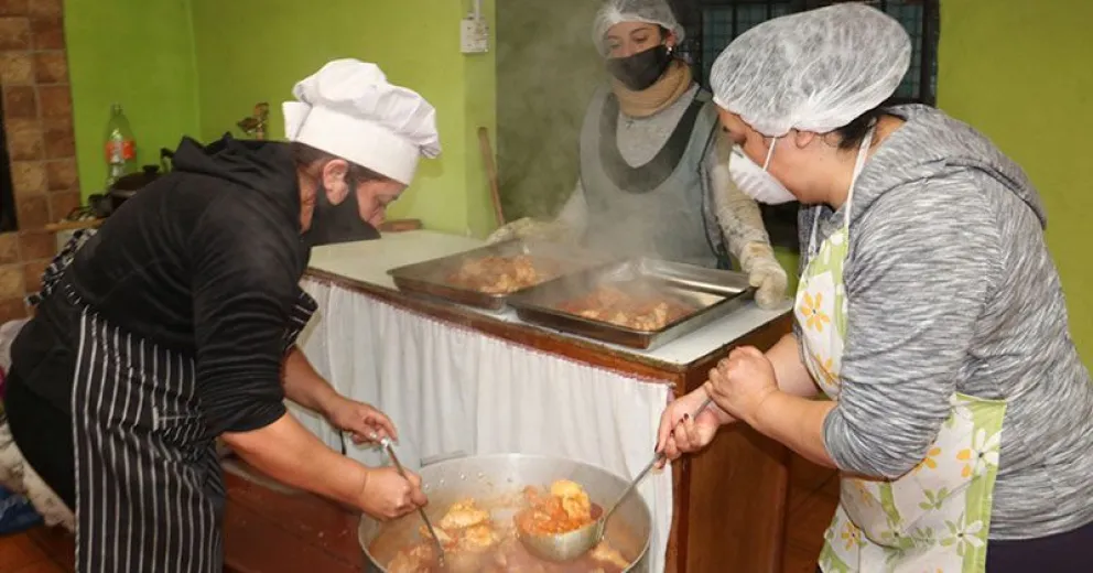 Olla solidaria “Una mano amiga”, dona comida caliente a vecinos necesitados