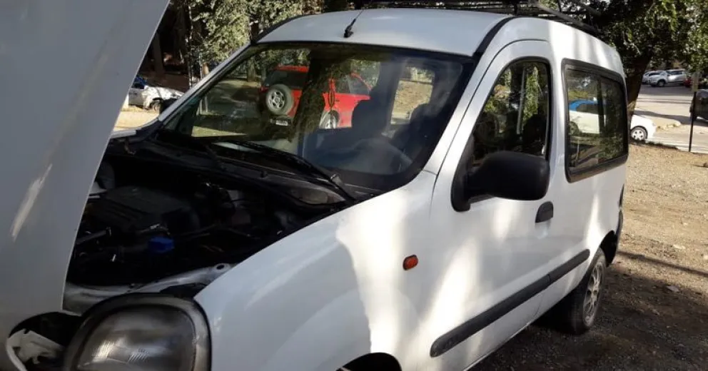 Ladrones roban las lunetas y la batería de una camioneta