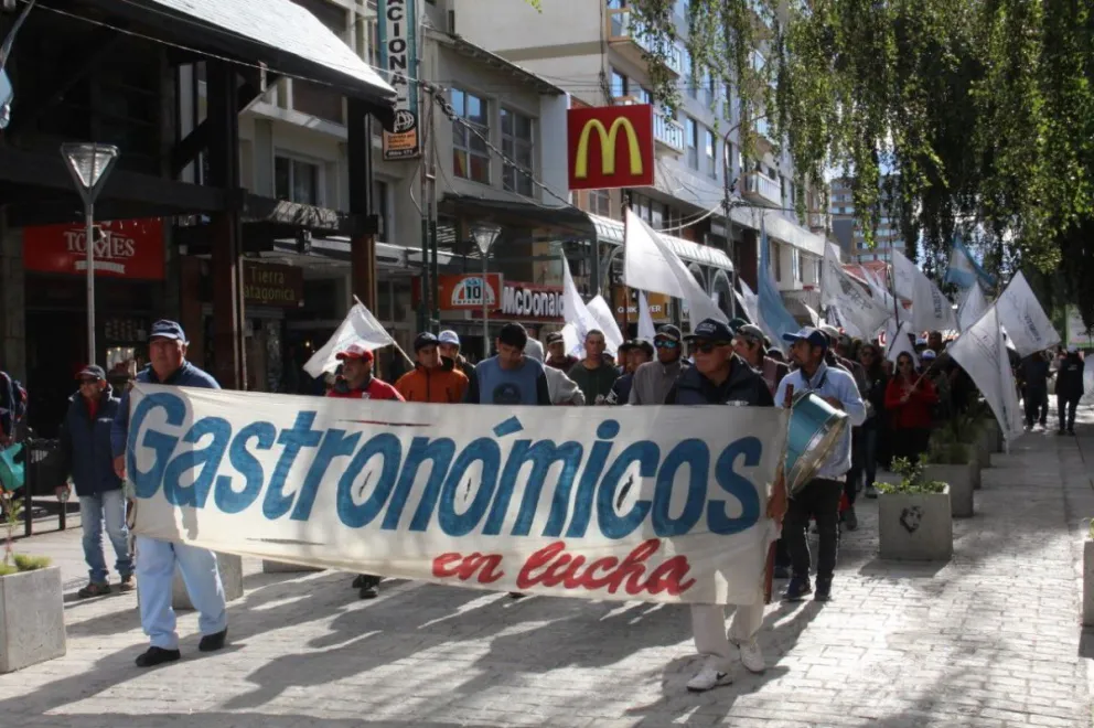 Convocan a una marcha  por el pago a temporarios